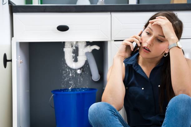 faire appel à un plombier local pour fuite d'eau évier