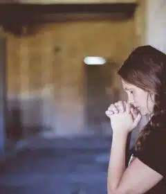 Quelles raisons peuvent expliquer un manque de confiance en soi ?