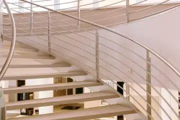 Qu'est-ce qu'un escalier balancé et comment est-il conçu ?